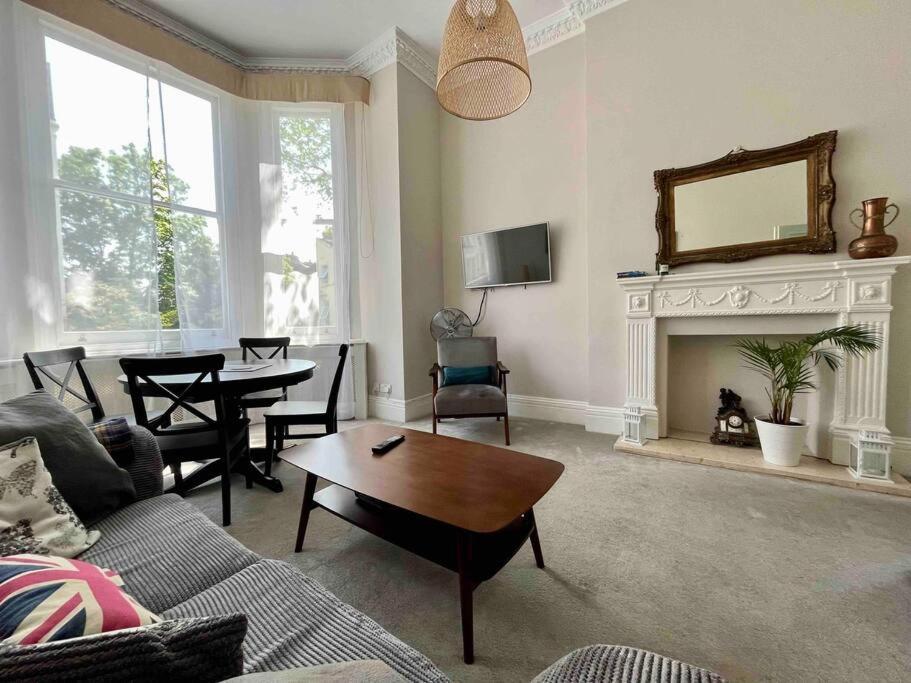 Wonderful Apartment In Earl'S Court London Eksteriør billede